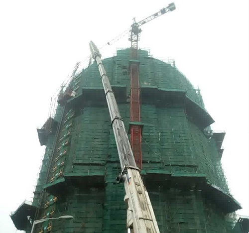 姜堰吊车在工地上作业